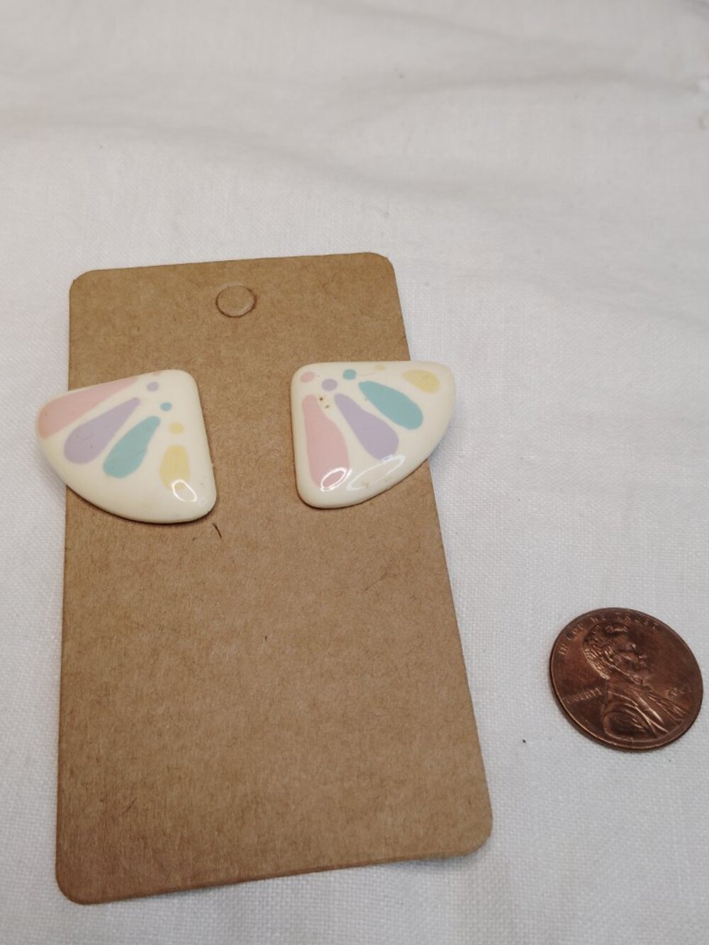 Vintage 1980s Fan‑Shaped Stud Earrings – Pastel Abstract Design, Cream Base